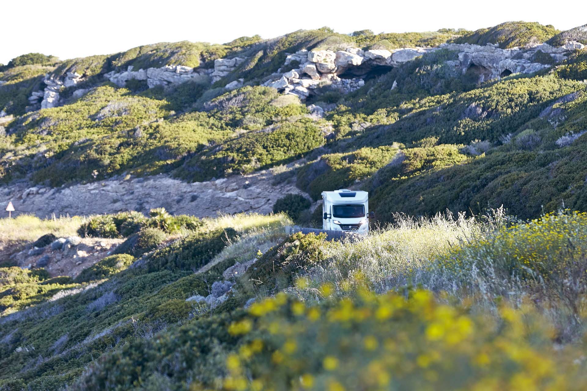 Wohnmobil auf Bergstrasse