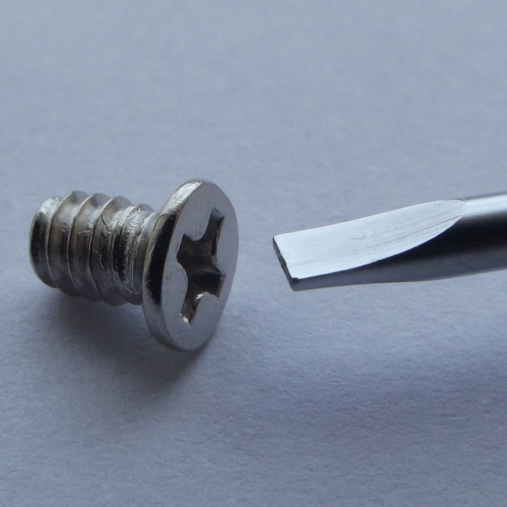 screw-106359_1920 Kreuz-Schraube und Spitze eines Schraubendrehers