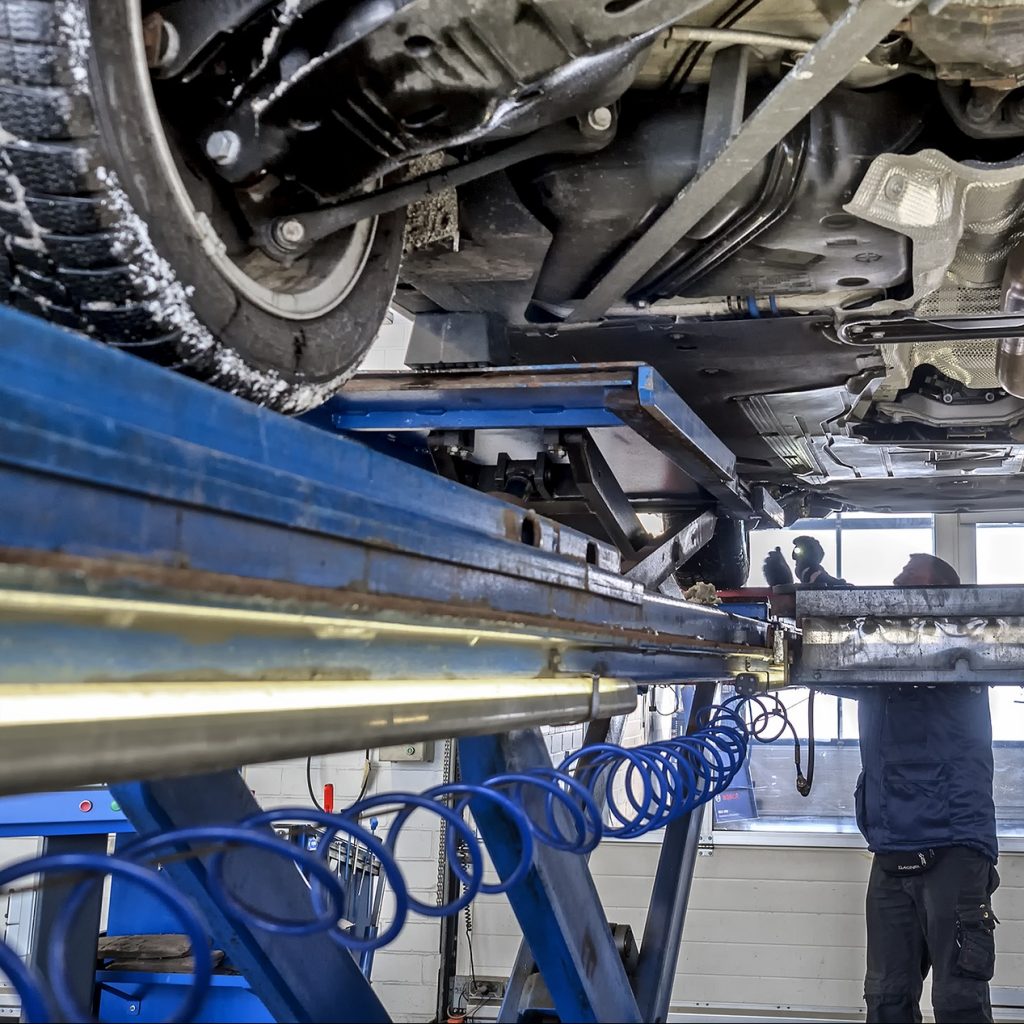 tuv-3206059_1920 Blick unter ein Kfz auf Hebebühne